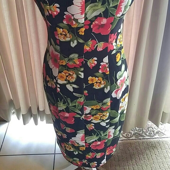 Dress more like size 8 - Picture 3 of 3